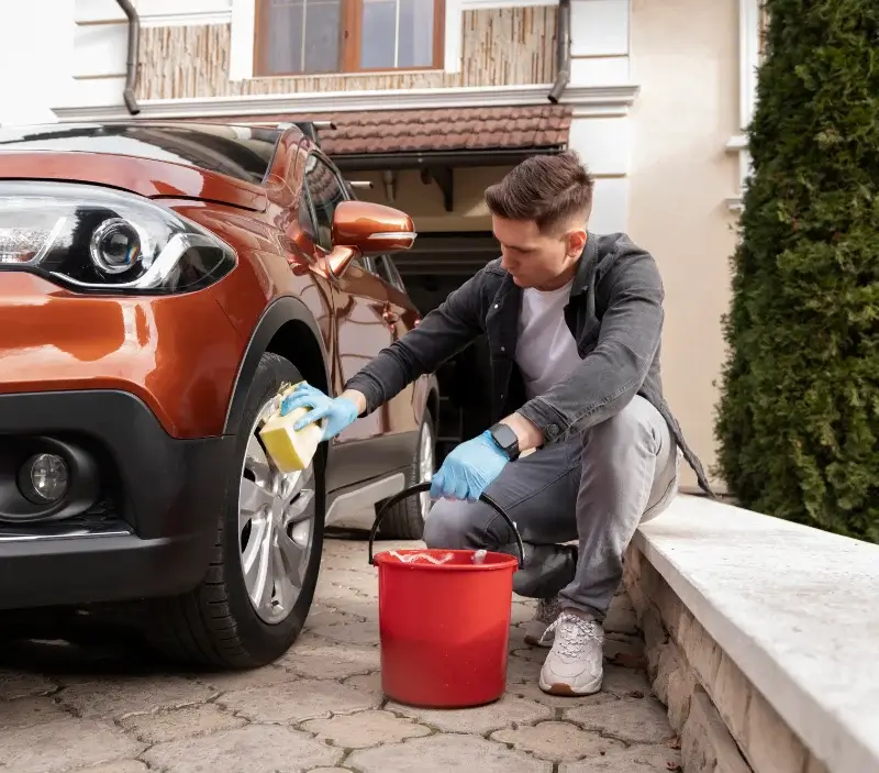 Lavage auto à domicile Le Roc : professionnel intervenant sur un véhicule